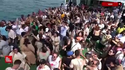 Van'a akın eden İranlılar Van Gölü'nde keyif yaptı