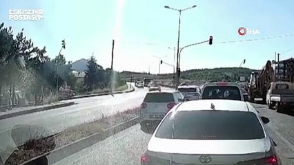 Eskişehir'de trafik kurallarını hiçe sayan lüks otomobil kazaya yol açtı