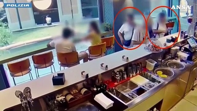 Milano, rubano borsa a una turista: bloccati dalla polizia