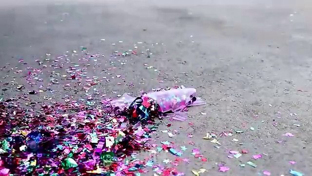 Aplastando Cosas Crujientes con el Coche _ Experimento_ 250 Globos de Agua VS Rueda de Coche (1)