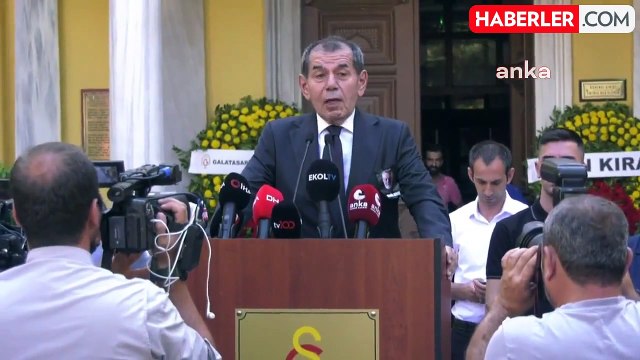 Usta Oyuncu Aydemir Akbaş İçin Galatasaray Lisesi'nde Tören Düzenlendi