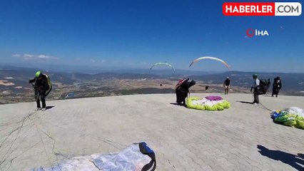 Leyleklerin paraşütçülerle olan dansı mest etti