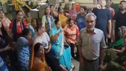 आनंद पर्वत के थान सिंह नगर में पानी की समस्या को लेकर महिलाओं समेत स्थानीय लोगों ने बूस्टर पंप पर किया कब्जा
