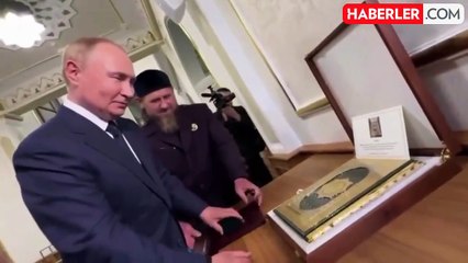 Putin, Çeçenistan'da kendisine hediye edilen Kur'an-ı Kerim'i öptü