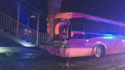 Bus que transportaba migrantes se colisiona con puente peatonal en Veraguas