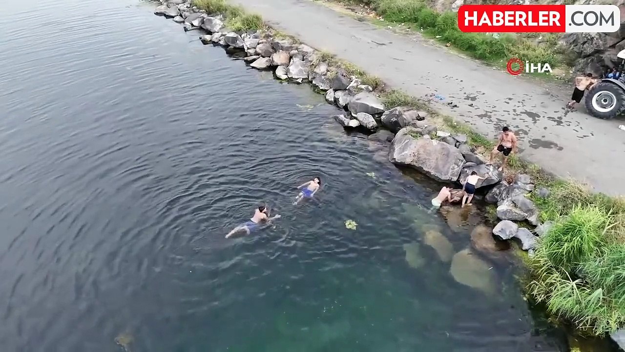 Yaz sıcağında serinlemek isteyenler soluğu Karasu Çayı'nda alıyorlar