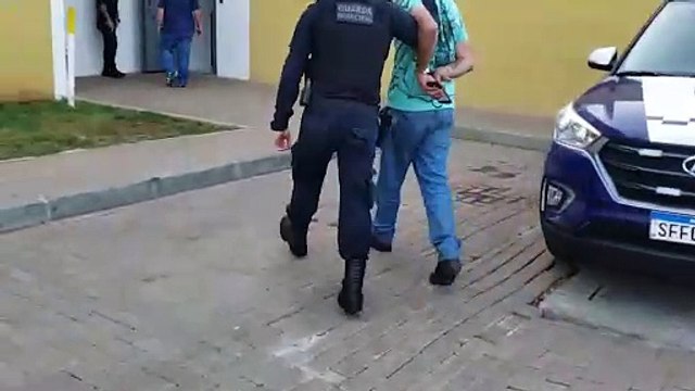 Homem etilizado tenta embarcar em ônibus, causa confusão na Rodoviária e é detido pela GM após desacato