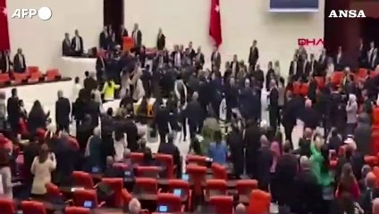 Turchia, rissa in Parlamento