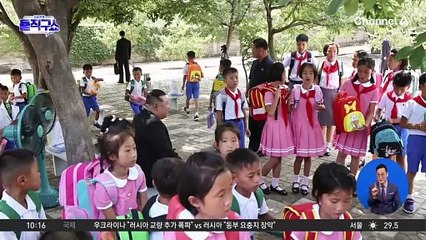 김정은, 수재민 안고 ‘찰칵’…의도된 연출? 촬영팀 실수?