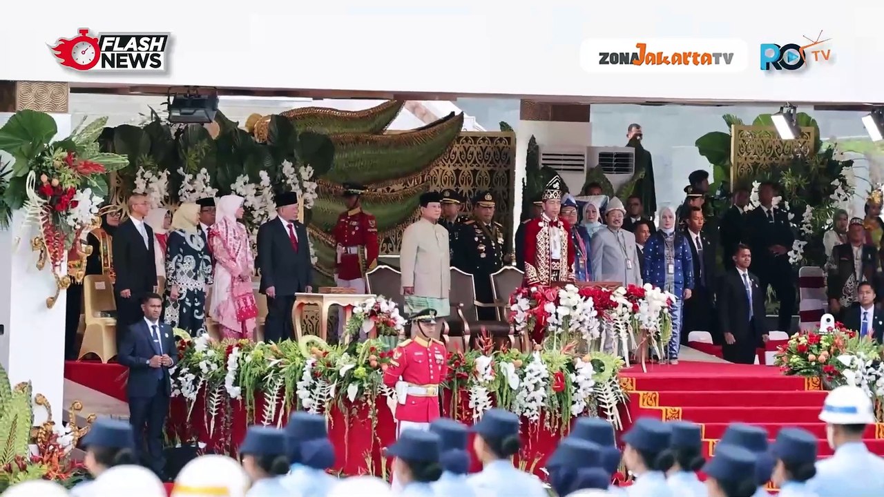 KENAKAN BAJU ADAT JAWA MATARAM, PRABOWO DAMPINGI PRESIDEN JOKOWI DI UPACARA PENURUNAN BENDERA HUT RI KE-79