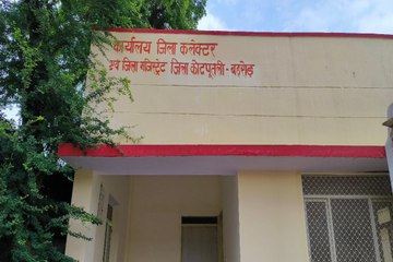 Kotputali : लापरवाही: बंद कार्यालय की दीवारों को ठंडा कर रहे एसी