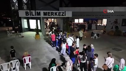 Ay'ın ışıltılı yüzünü teleskopla izlemek için akın ettiler