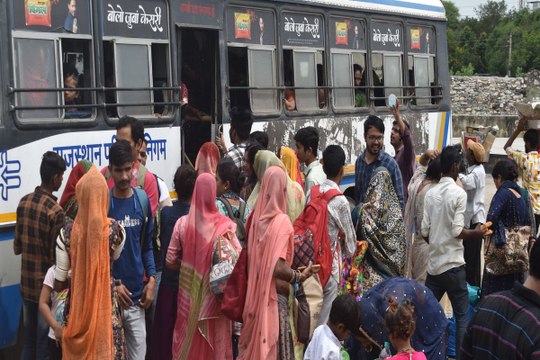 रक्षाबंधन : भाई-बहन के प्रेम का पर्व को लेकर रोडवेज बसों में भीड़