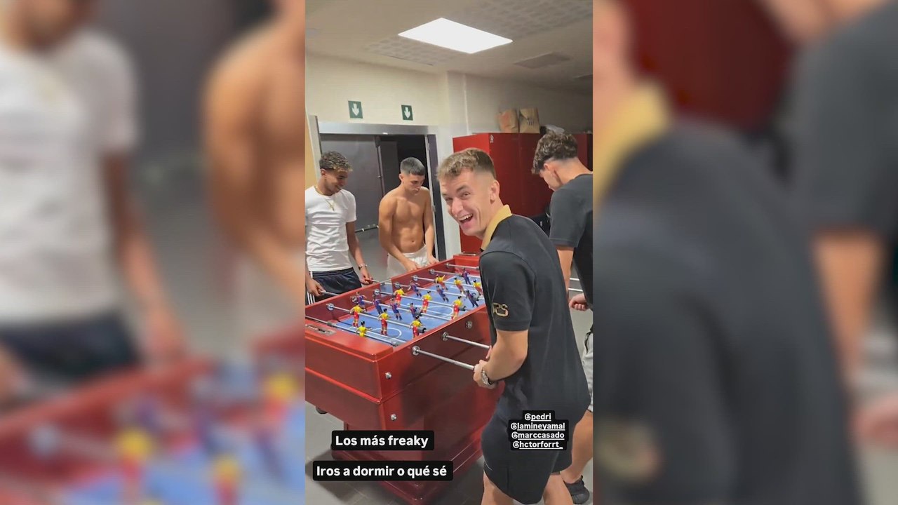 Varios jugadores del Barça jugando al futbolín...