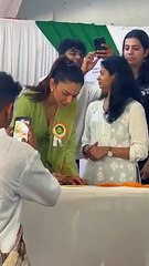 Rakul_Preet_Singh_gave_an_autograph to her fan reels bollywood spotted trending bollywoodnews