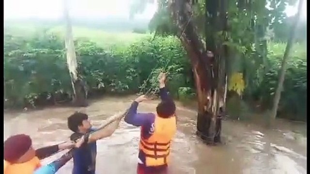 เจ้าหน้าที่ระดมกำลังช่วยเหลือชาวบ้าน ออกจากหมู่บ้านหนองแคนน้อย จ.กาฬสินธุ์ ประสบเหตุน้ำป่าทะลักท่วมบ้านเรือนเกือบมิด