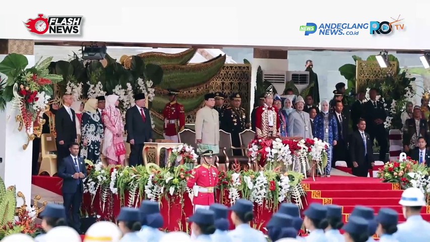 KENAKAN BAJU ADAT JAWA MATARAM PRABOWO DAMPINGI JOKOWI DI UPACARA PENURUNAN BENDERA HUT RI KE 79