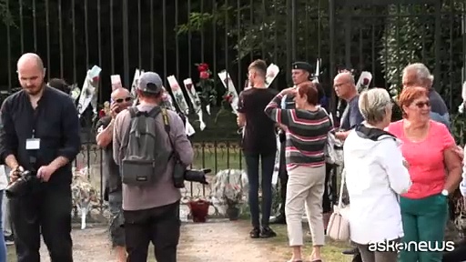 Video Alain Delon, gli omaggi dei fan davanti alla casa a Douchy