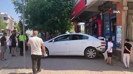 Geri manevra yapan otomobil kazaya sebep oldu (1)