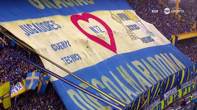 Diego Maradona fue homenajeado en la Bombonera después del ninguneo de Adorni