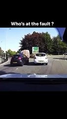 En voulant éviter une voiture, cet automobiliste finit sur le toit