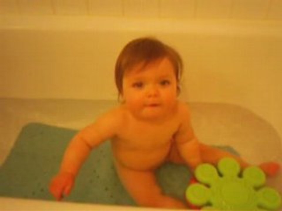 Chloée et le bain avril 08