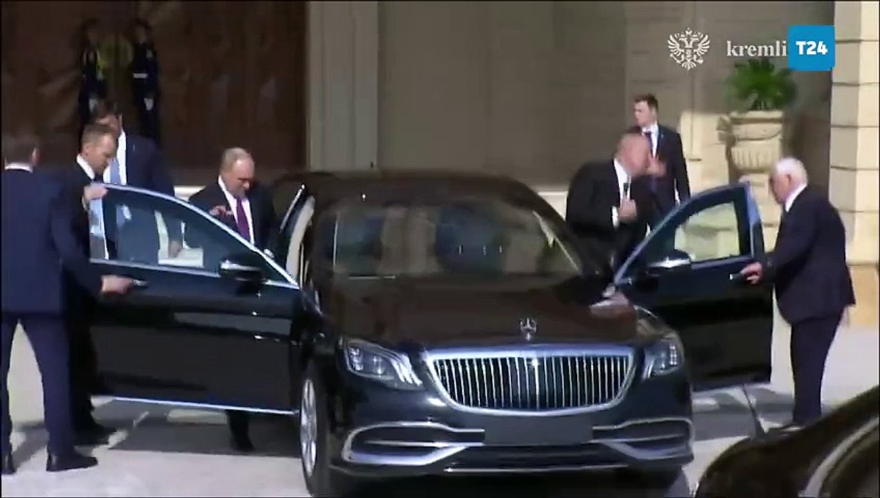 Azerbaycan Cumhurbaşkanı Aliyev, Rusya Devlet Başkanı Putin'e bizzat şehir turu attırdı