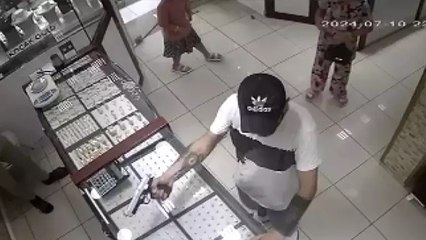 Eyüpsultan’da 2 çocukla kuyumcuya girip silah tehdidiyle 5 bin lira gasbetti