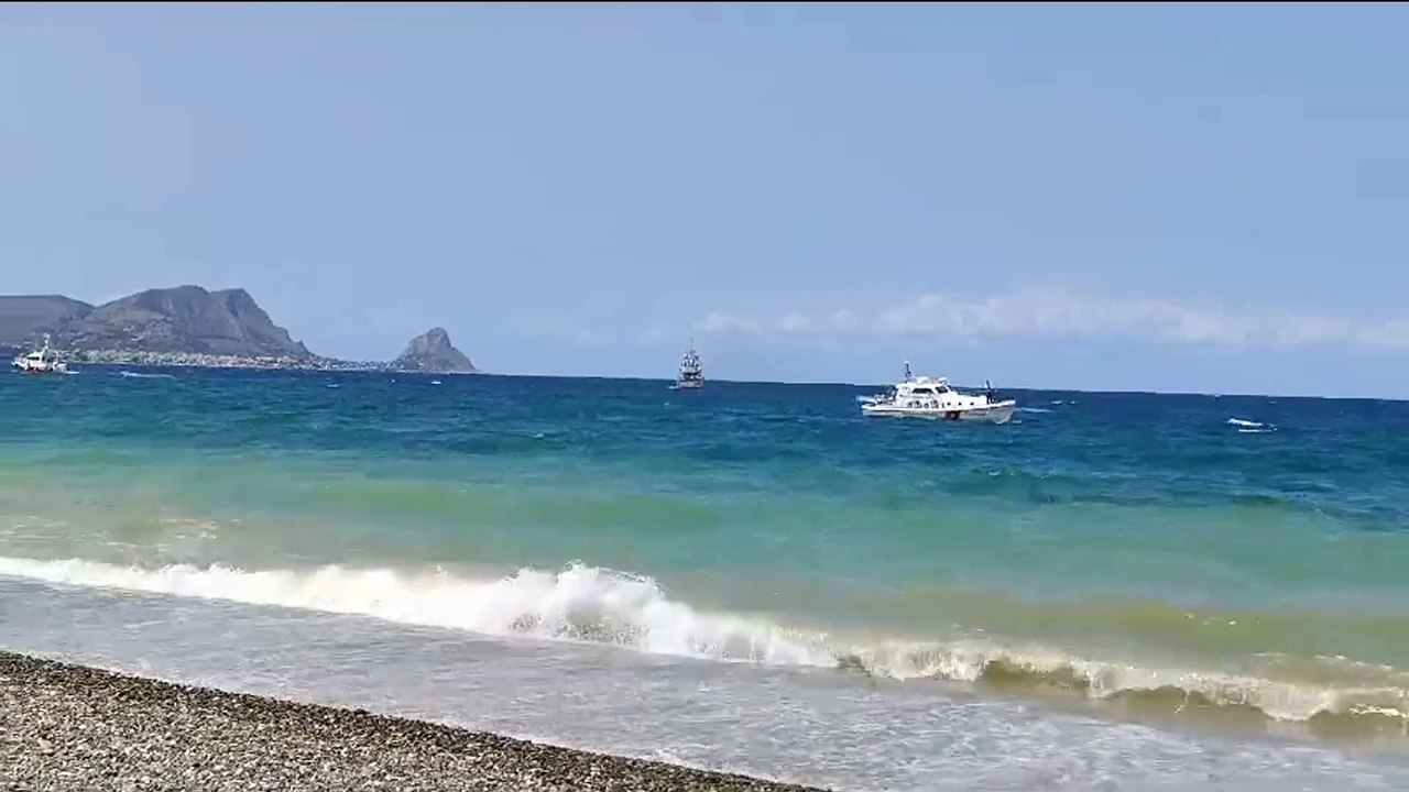 Le imbarcazioni dei soccorsi alla ricerca dei dispersi che erano a bordo dello yacht affondato a Porticello