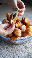 عجينة الدونات اللذيذة  المكونات - ١ كوب حليب سائل نص ك...س...ك نضيف الى ان تصير عجينة متماسكة )رشة ملح ربع كوب زبدة بحرارة الغرفة