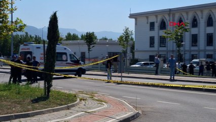 Emniyetin otoparkında bıçakla araçlara zarar verip polislere saldırmaya çalışınca bacağından vuruldu