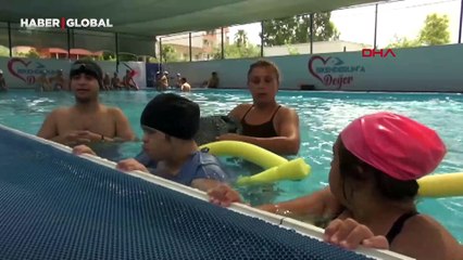 İskenderun'da özel çocuklara yüzme eğitimi