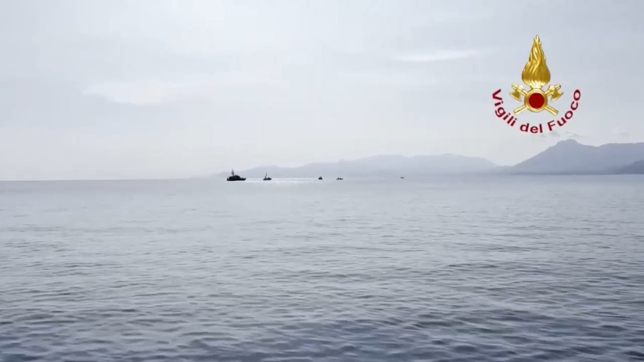 Hallan un cuerpo y siguen buscando a 6 desaparecidos tras el naufragio de un velero en Sicilia.