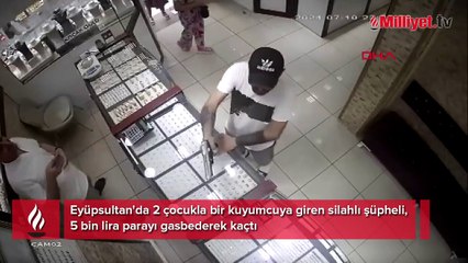 İstanbul'da şoke görüntü! Yanında 2 küçük çocukla kuyumcuyu soydu
