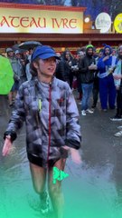 Les festivaliers gardent le sourire malgré la pluie 