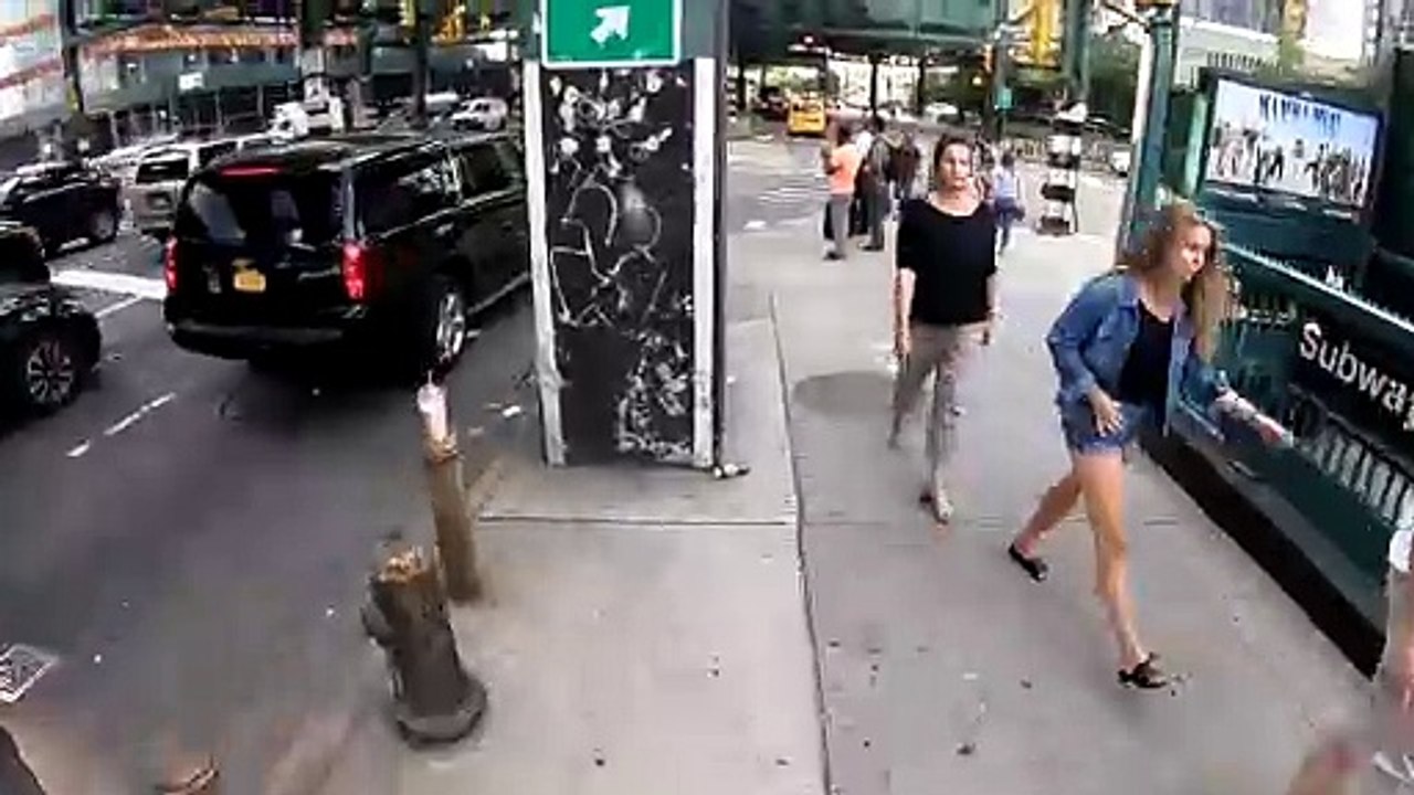 New York PD Traffic Agent About Face Into the Bike Lane and Nearly Collides With Me - Attractions