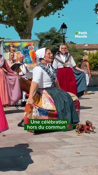 Une célébration hors du commun ! ✨ Hier matin à Trans-en-Provence, le village s'est réveillé au rythme de la danse de la souche , une tradition millénaire qui fait danser les gens autour d'une souche de vigne décorée de rubans colorés . Ce ritu