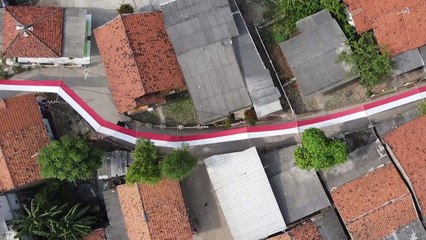 قرية إندونيسية ترفع علماً بطول 600 متر في عيد الاستقلال