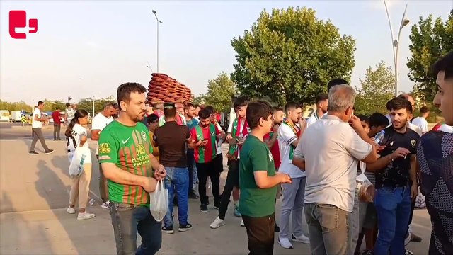 Amedspor galibiyet için sahaya çıkıyor: On binlerce taraftar sahaya akın ediyor