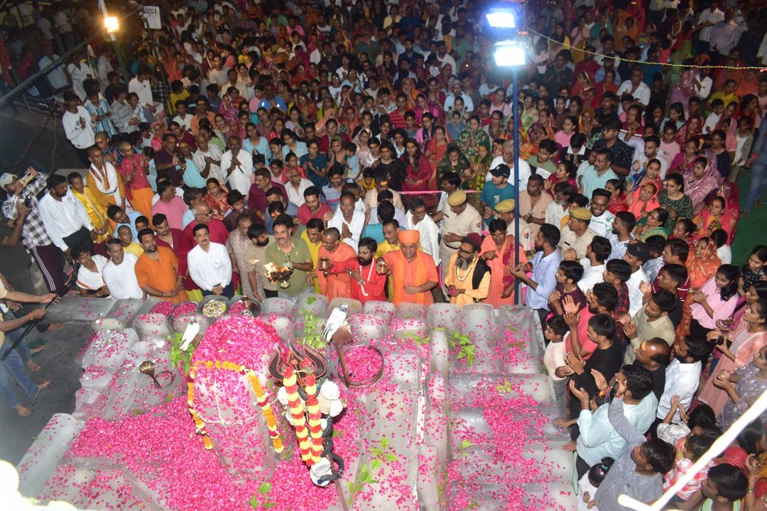 बाबा बर्फानी के दर्शनों  के लिए उमड़ा श्रद्धा का ज्वार, चढ़े बिल्वपत्र, सजी झांकी