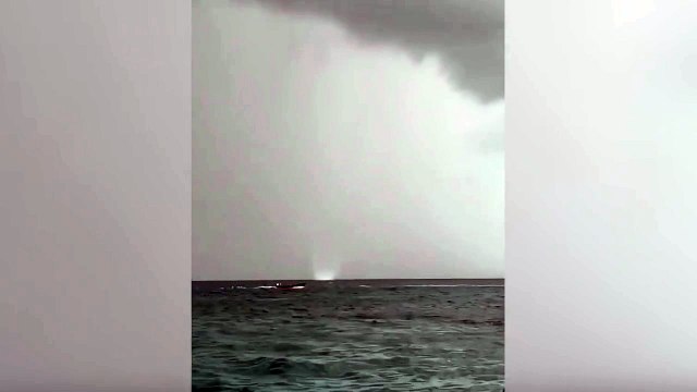Tromba d’aria a Ponza: il video dei bagnanti in spiaggia