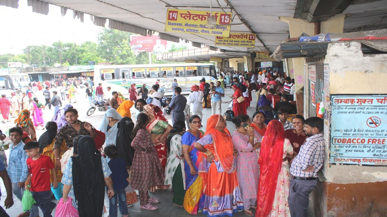 रक्षाबंधन पर बहनों ने रोडवेज की बसों में किया मुफ़्त सफर