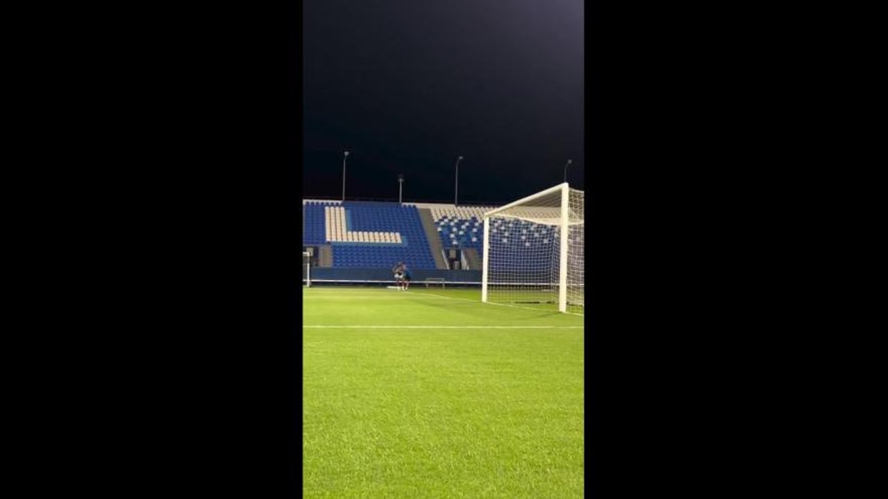 Neymar insegna al figlio il gol come segnare da calcio d’angolo
