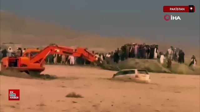 Pakistan'da sel sularına kapılan 7 kişilik aile iş makinası ile son anda kurtarıldı