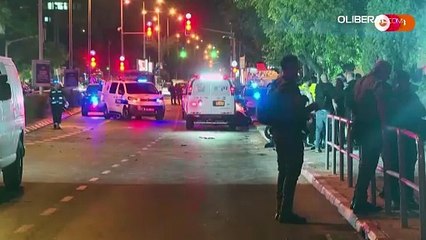 Equipes de emergência trabalham na cena de explosão de bomba em Tel Aviv