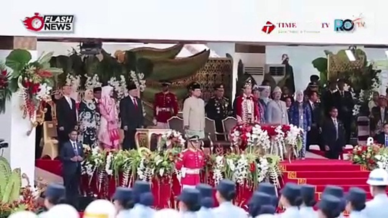KENAKAN BAJU ADAT JAWA MATARAM, PRABOWO DAMPINGI PRESIDEN JOKOWI DI UPACARA PENURUNAN BENDERA HUT RI KE-79