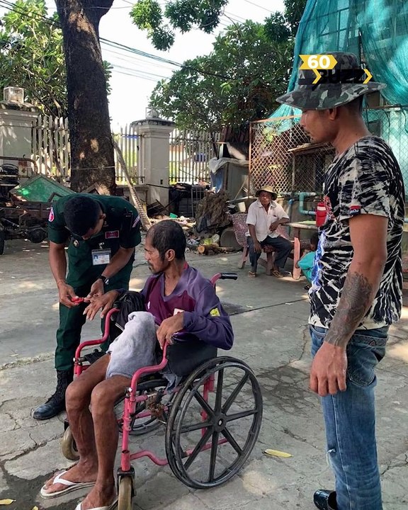 អាណិត​ណាស់​! ឪពុក​គេឪពុក​យើង លោកតាម្នាក់ត្រូវរថយន្តតាក់ស៊ីដឹកមកទ--ម្លា--ក់ចោ--លក្បែរមន្ទីរពេទ្យមិត្តភាពកម្ពុជា-ជប៉ុនមង្គលបូរី