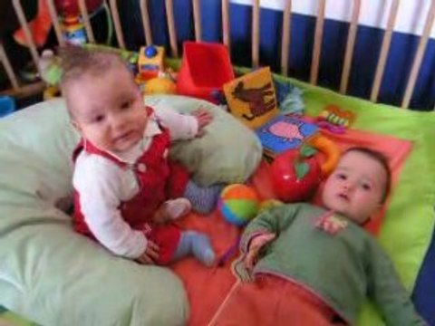 Gaspard tient assis et Annette rigole