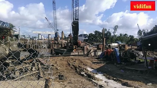 क्रेन मिट्टी निकाल रही है - La grúa está recogiendo el suelo. - الرافعة تجرف التربة -クレーンが土をすくい上げています -crane is digging the soil