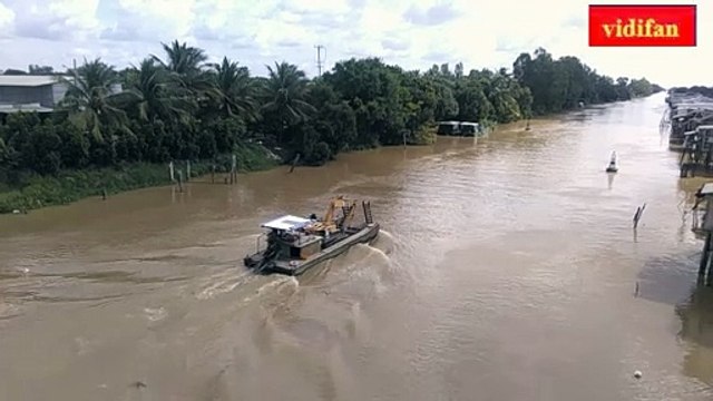 Pelle de transport sur rivière - Excavadora de transporte en el río -नदी पर परिवहन उत्खनन - حفارة النقل على النهر - 川で掘削機を輸送